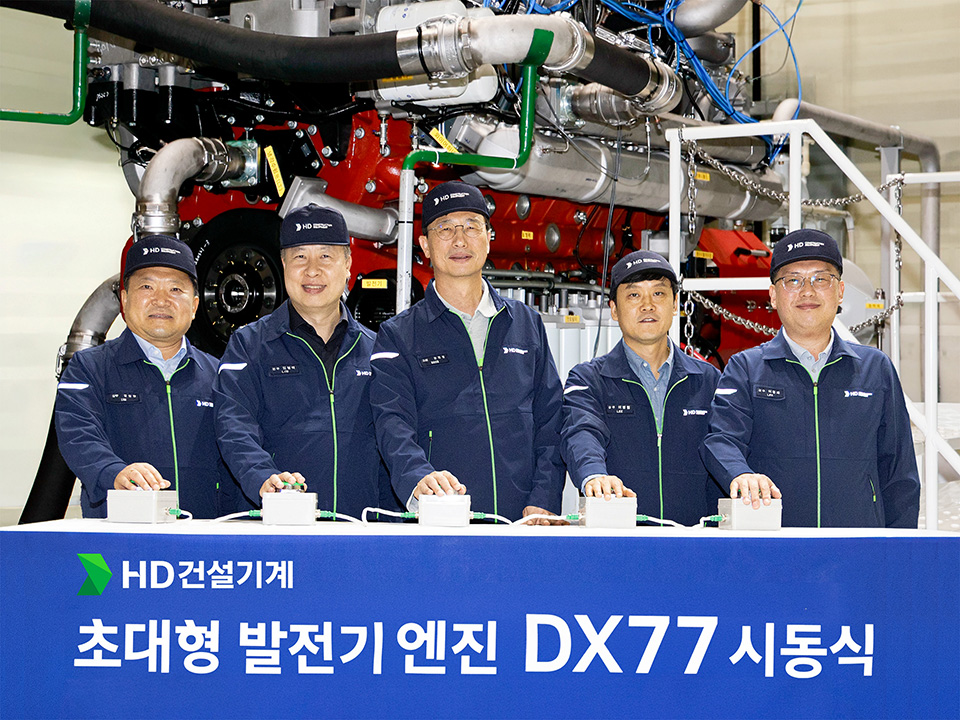 HD건설기계가 군산 캠퍼스에서 DX77 발전용 디젤 엔진 시동식을 진행했다. (사진 중앙 HD건설기계 문재영 사장)