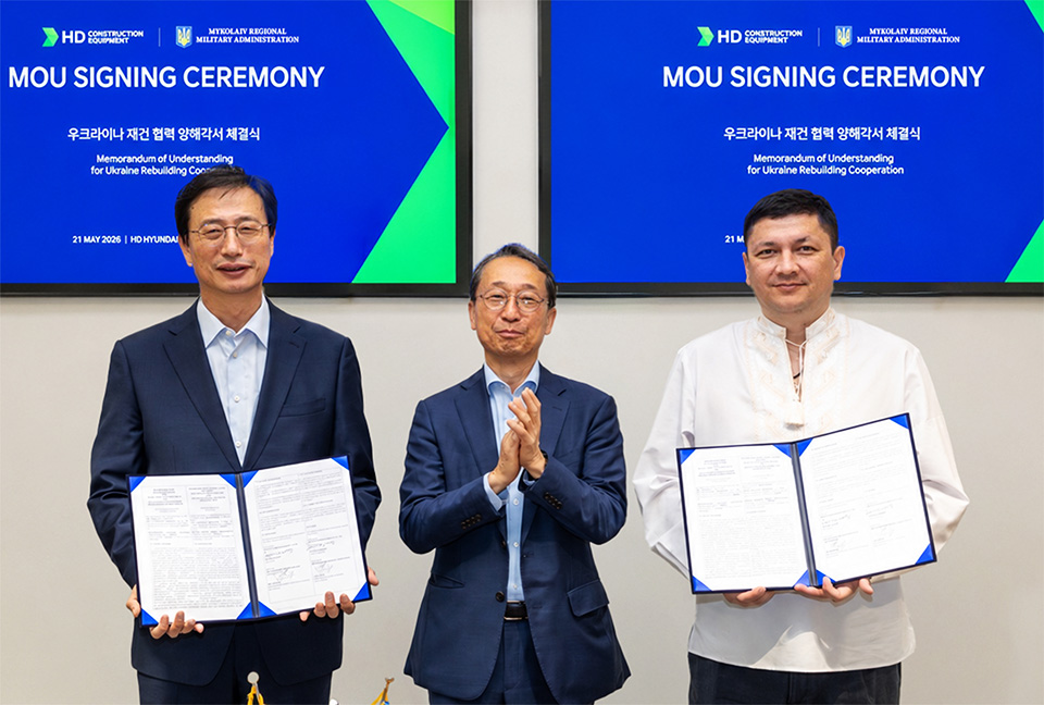 HD건설기계가 판교 HD현대 글로벌R&D센터(GRC)에서 우크라이나 미콜라이우 주정부와 ‘우크라이나 재건 사업 협력을 위한 업무협약’을 체결했다. 사진 오른쪽부터 비탈리 킴(Vitaliy Kim) 미콜라이우 주지사, HD현대 조영철 부회장, HD건설기계 문재영 사장