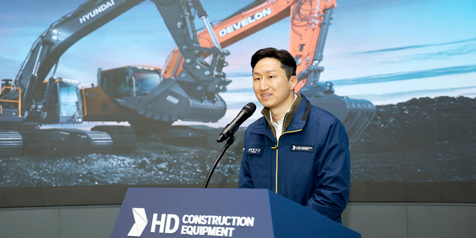 HD현대 정기선 회장이 1일(목) 울산캠퍼스에서 열린 'HD건설기계 출범식'에서 축사를 통해 '조선에 이어 또 다른 '글로벌 No.1'이 될 것이라 기대한다'고 말했다.