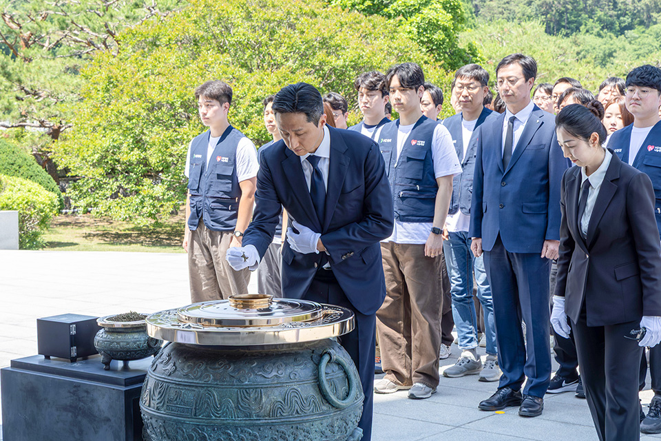 HD현대 정기선 회장이 29일(금) 임직원들과 함께 국립서울현충원 현충탑을 찾아 분향을 하며 순국선열과 호국영령을 기리고 있다.