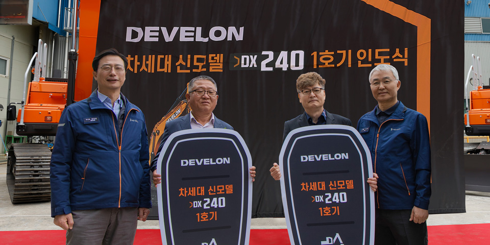 HD현대인프라코어의 차세대 신모델 굴착기가 글로벌 공개 이후 첫 고객에게 인도됐다. (오른쪽 첫번째부터 HD현대인프라코어 오승현 사장, 1호기 고객 청림환경 이용철 대표, 하나종합중기 황의병 대표, HD현대인프라코어 문재영 건설기계사업본부장)